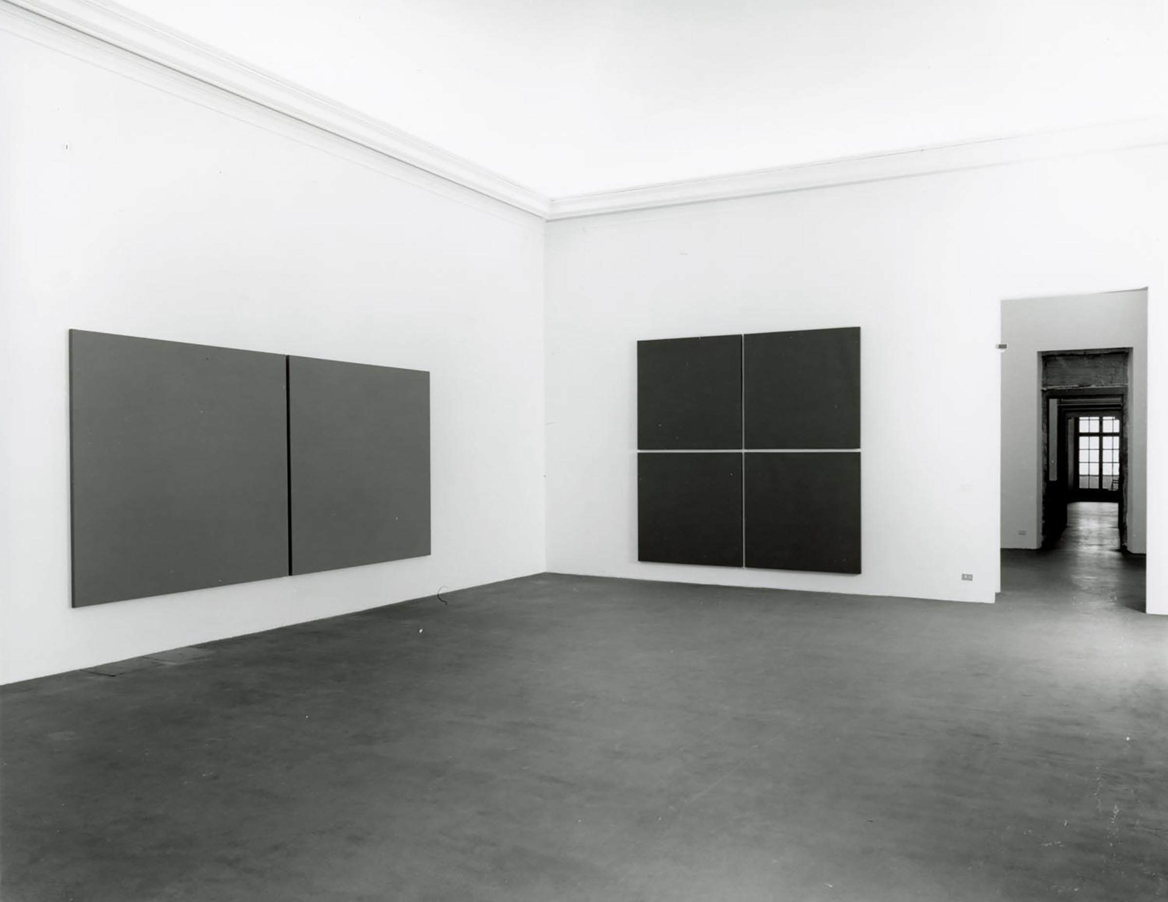 Alan Charlton,  Painting with a central vertical division, 1975 e Cross painting, 1976